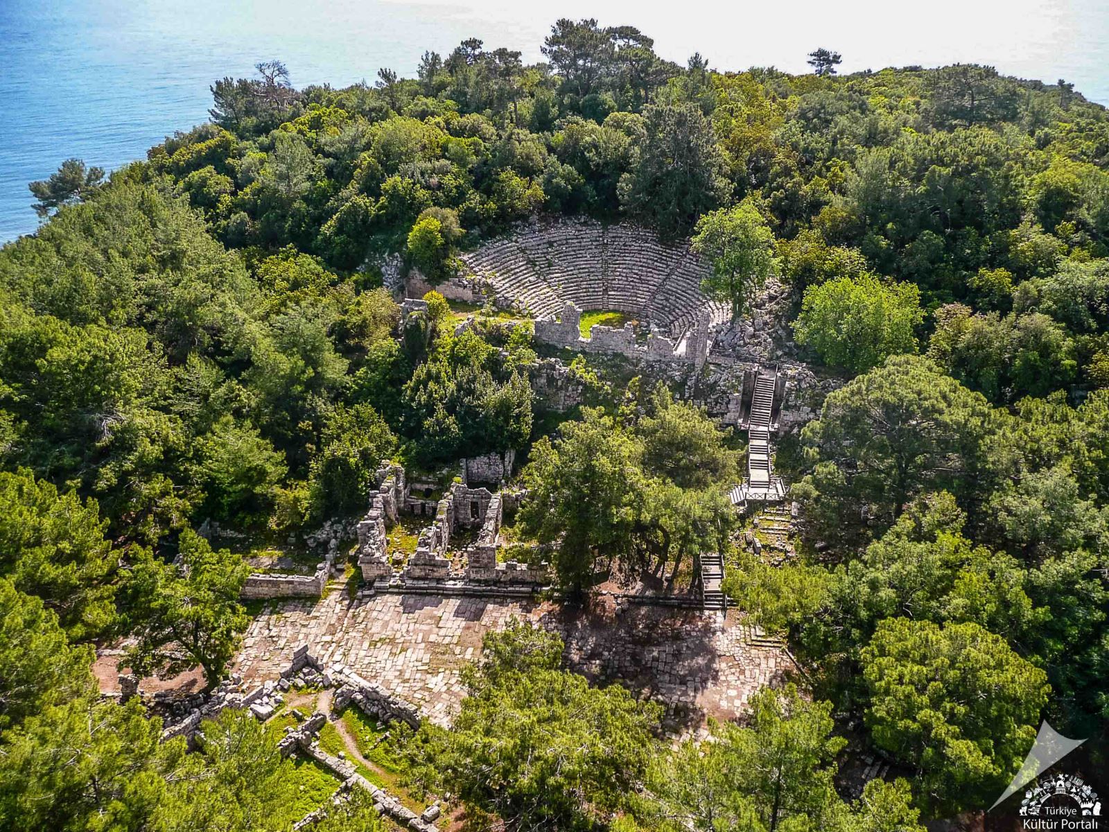 Phaselis Antik Kenti kalıntıları ve kıyı manzarası